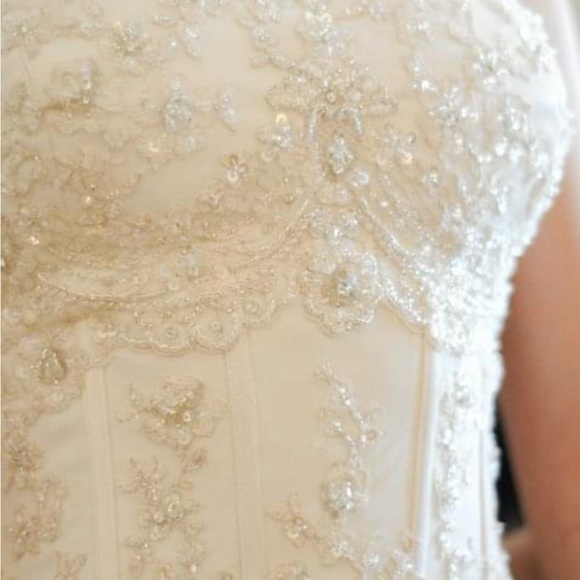 Custom made French lace wedding gown size 4-6 come with matching head piece - Picture 3 of 14